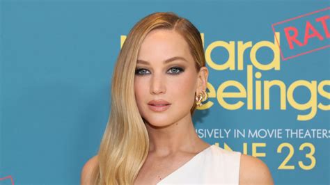 Jennifer Lawrence shocks fans by getting completely。